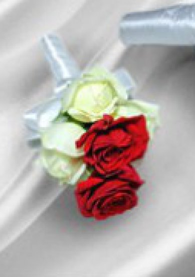 Бутоньерка М9076 - Салон цветов Мастер букет